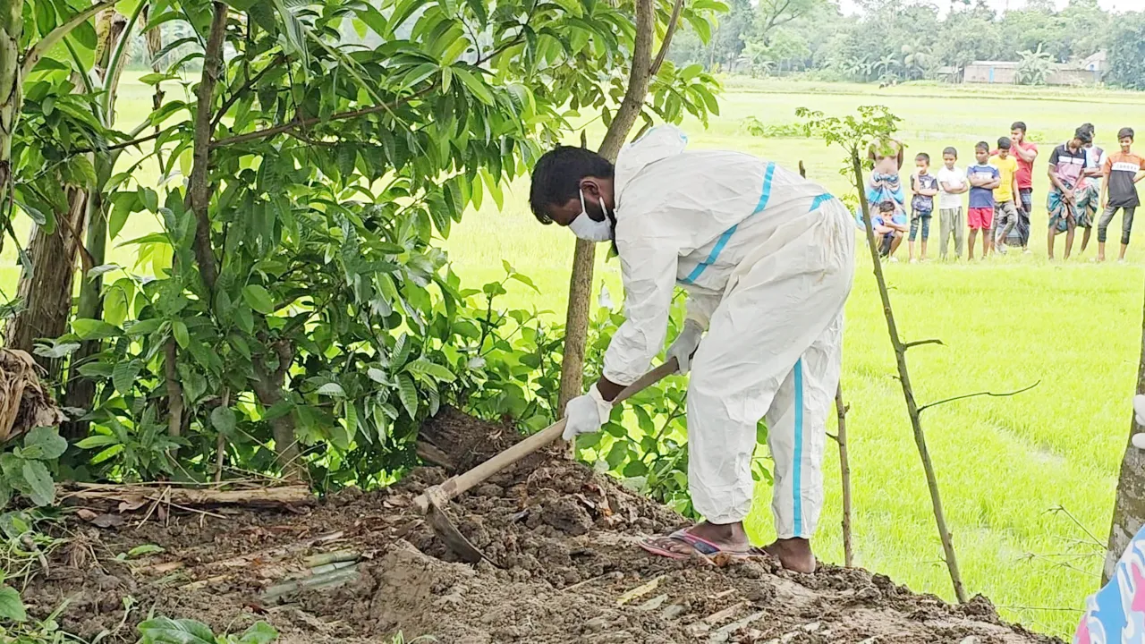পাকুন্দিয়ায় ২ মাস পর কবর থেকে উঠানো হলো কৃষকদল নেতার লাশ