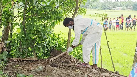 পাকুন্দিয়ায় ২ মাস পর কবর থেকে উঠানো হলো কৃষকদল নেতার লাশ