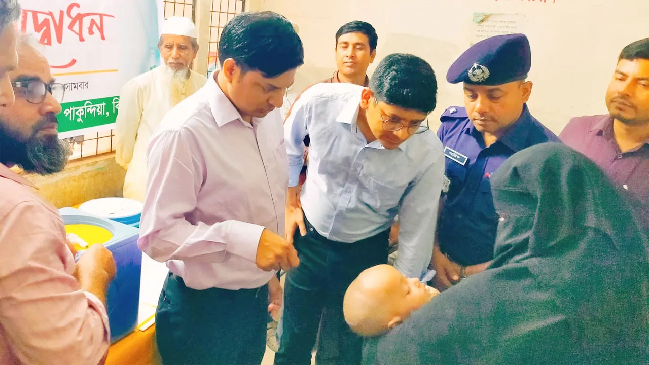 পাকুন্দিয়ায় ৩২ হাজার শিশুকে দেয়া হচ্ছে হাম-রুবেলা টিকা