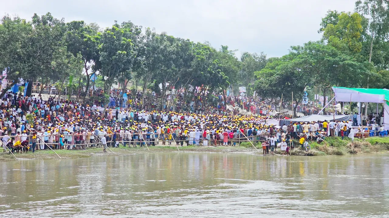 প্রধানমন্ত্রীর সফর : পাকুন্দিয়ায় ব্রহ্মপুত্রের তীরে ব্যাপক জনসমাগম
