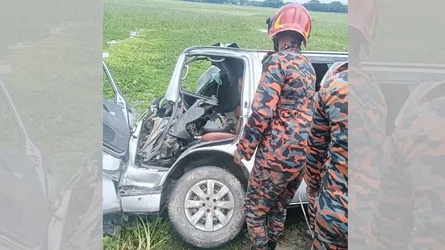 পাকুন্দিয়ায় বাস-মাইক্রোবাস মুখোমুখি সংঘর্ষে নিহত ১