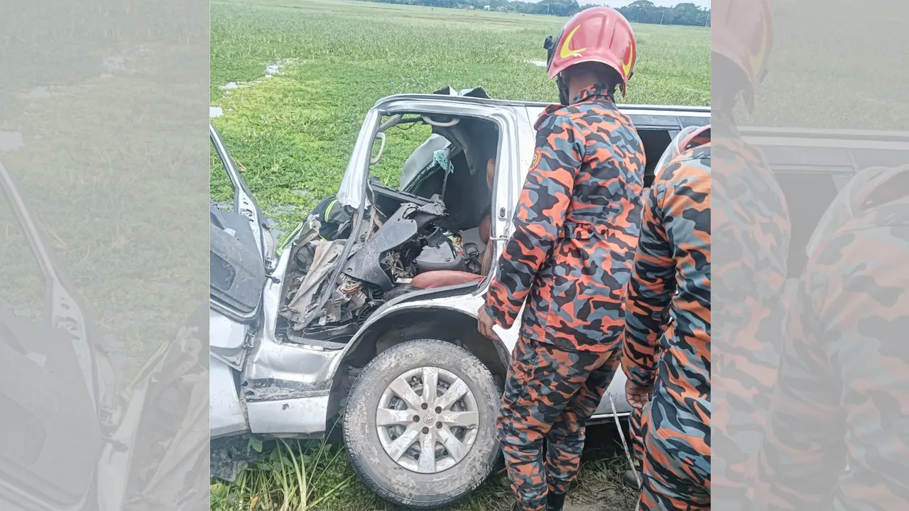 পাকুন্দিয়ায় বাস-মাইক্রোবাস মুখোমুখি সংঘর্ষে নিহত ১