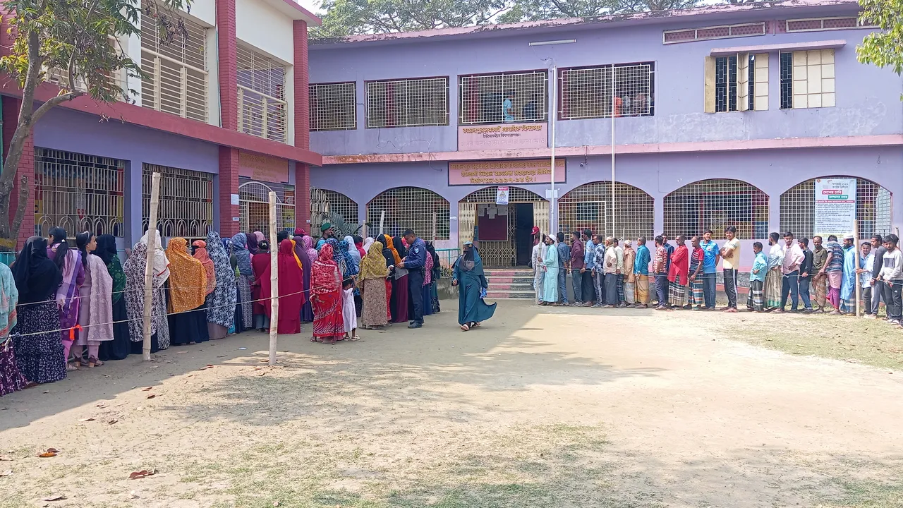 ‘একলাই আইছি ভোট দেওনের লাগি, গতবার আমার ভোট চুরি হইছিলো’