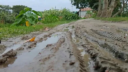 কিশোরগঞ্জে ৪ গ্রামের লোকজনের চলাচলের রাস্তার বেহালদশা