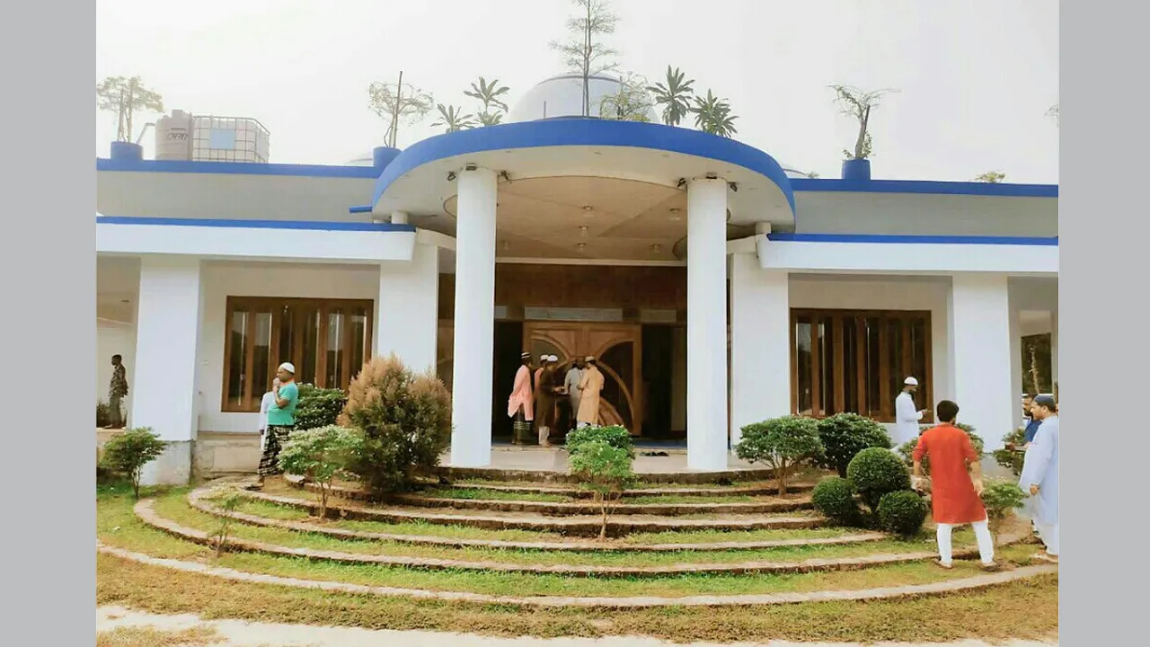হোসেনপুরে পারস্য নির্মাণ শৈলীর দৃষ্টিনন্দন সাত গম্বুজ মসজিদ