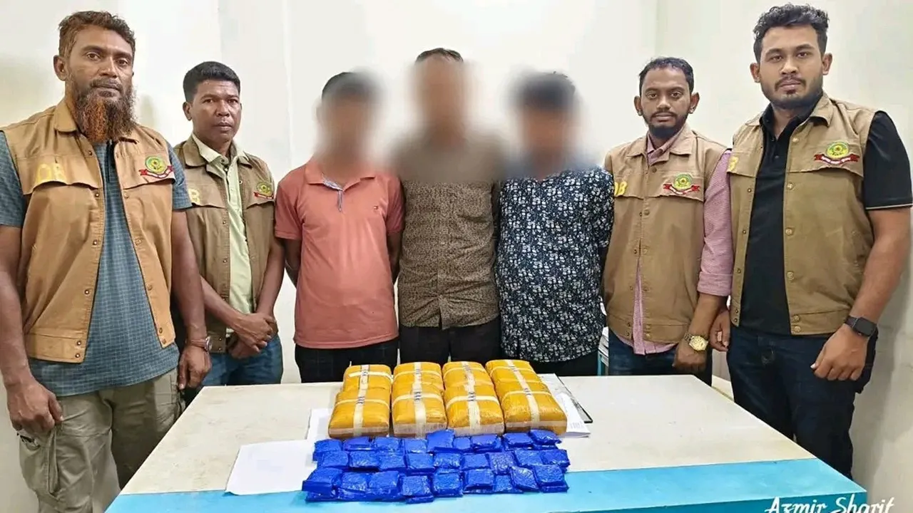 কর্ণফুলীতে ডিবির অভিযানে ৮ কেজি হেরোইন ও ইয়াবাসহ আটক ৩, বাস জব্দ