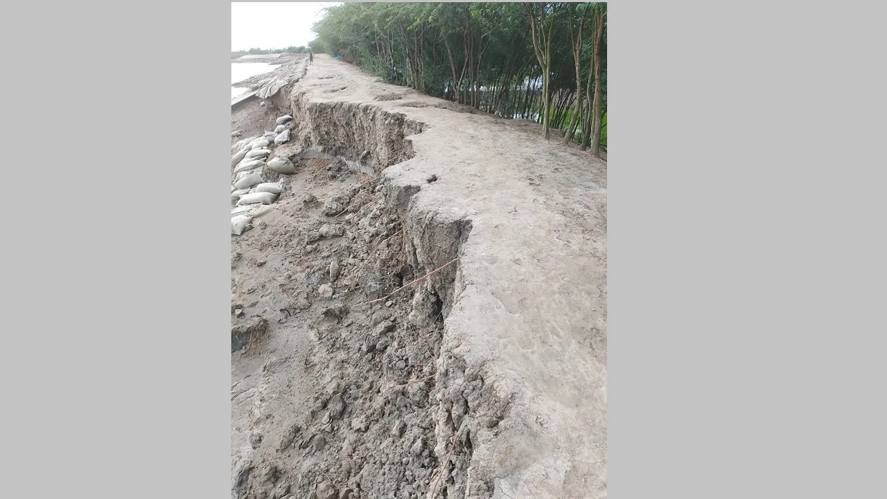 কপোতাক্ষ নদের কয়রার বেড়িবাঁধে ধস, উৎকণ্ঠায় উপকূলবাসী