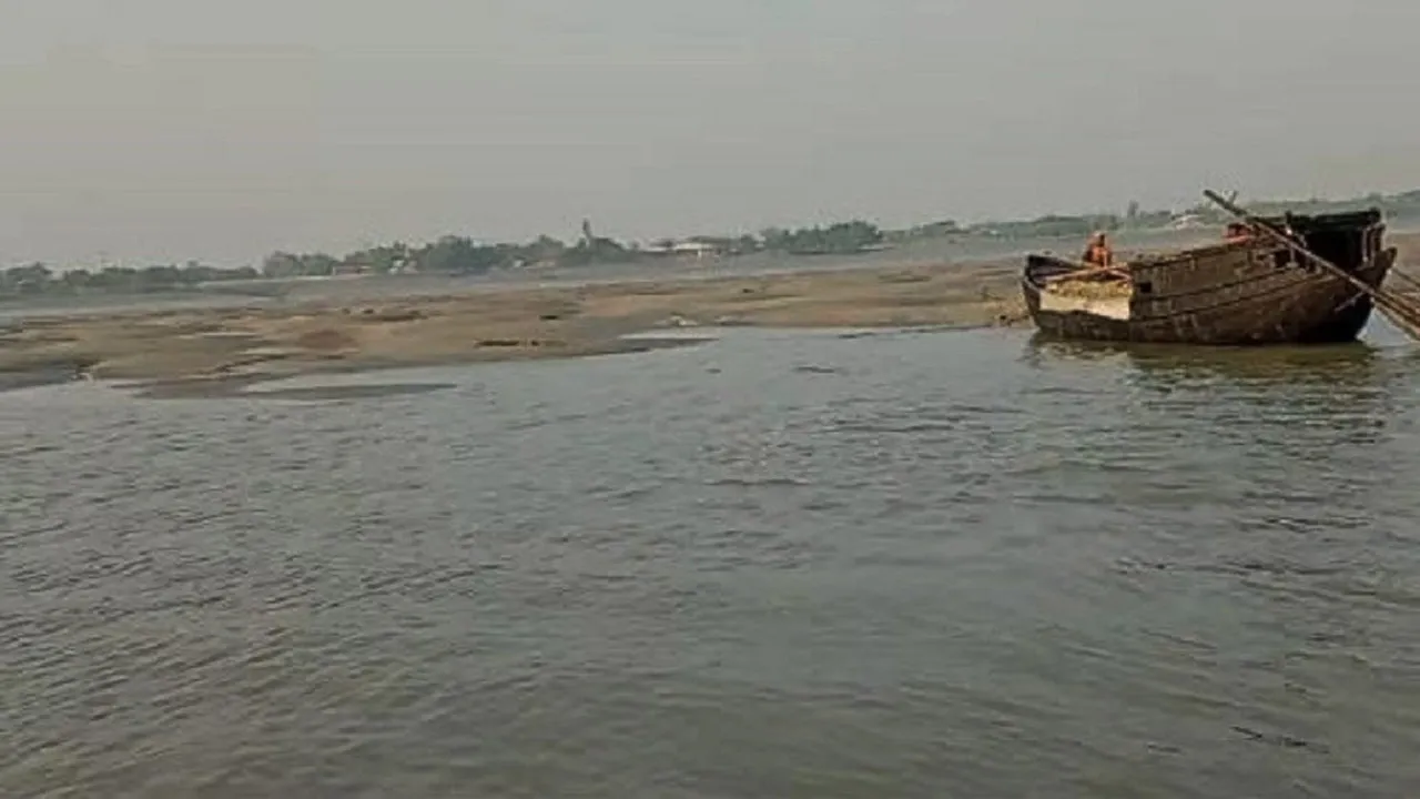 কয়রায় ঝড়ে মাঝ নদীতে নৌকাডুবি, দুই জেলে নিখোঁজ