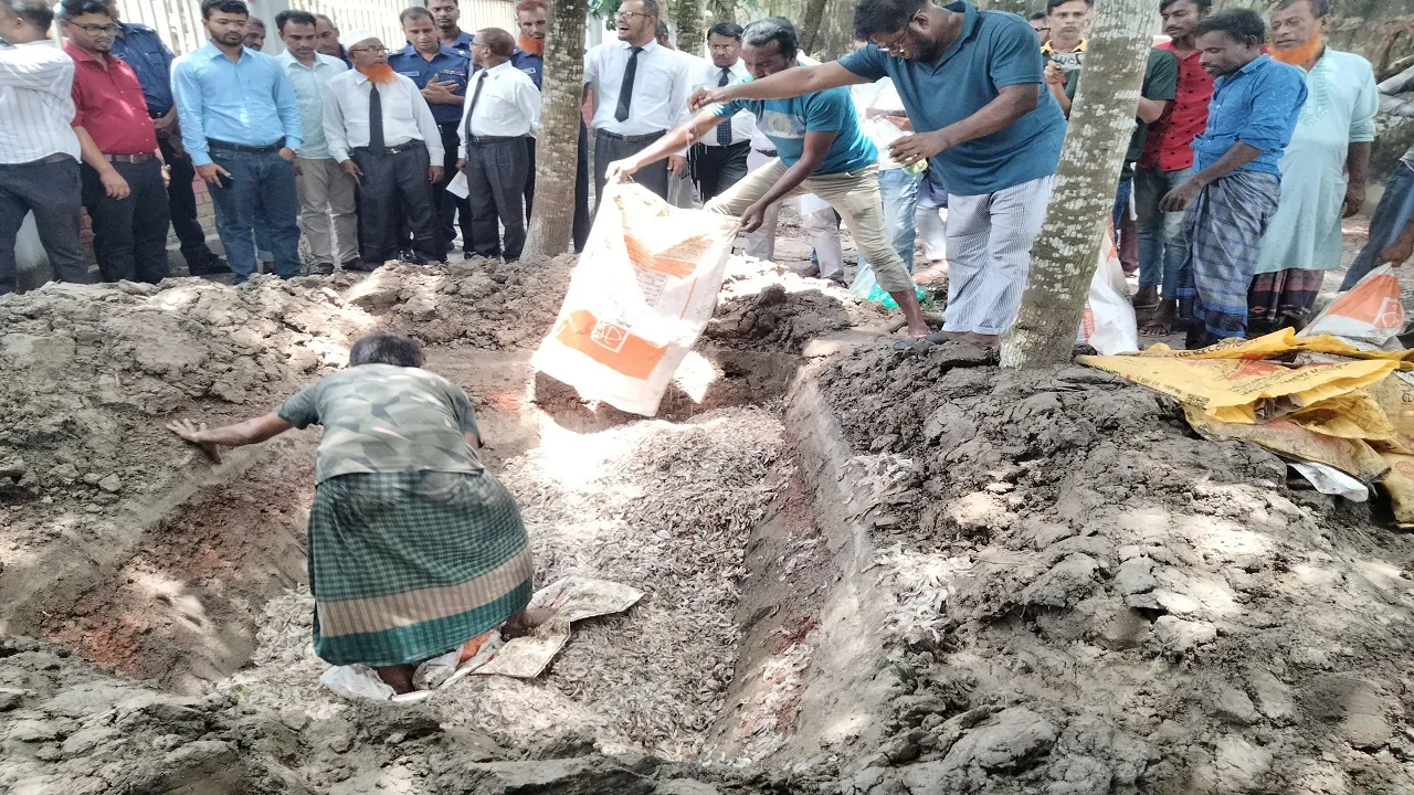 সুন্দরবনের বিষ দেয়া ৮০০শ'কেজি মাছসহ ট্রলার জব্দ