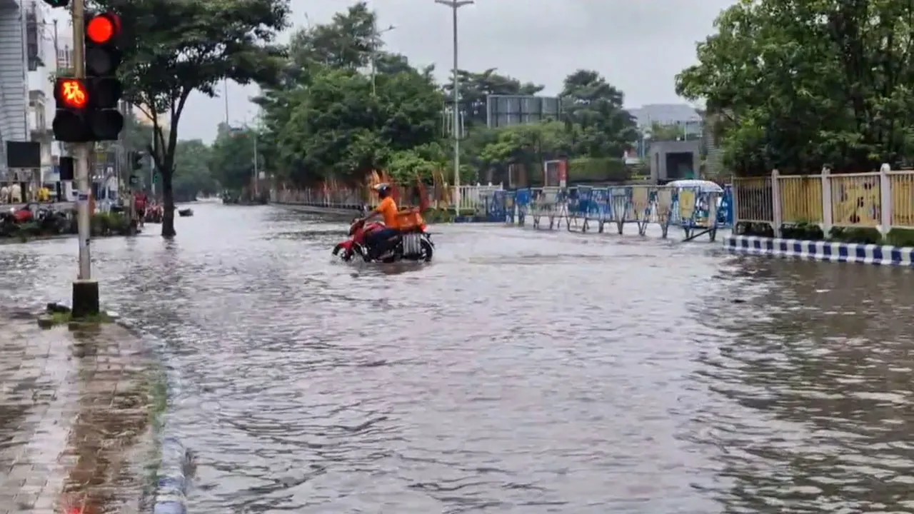 ভারী বৃষ্টি ও জলাবদ্ধতায় বিপর্যস্ত কলকাতা, ৭ জনের মৃত্যু