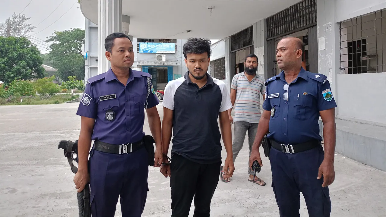 পরীক্ষা দিতে এসে পাবিপ্রবি ছাত্রলীগ কর্মী আটক