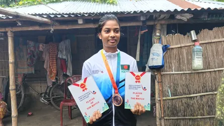 দরিদ্রতাকে ছাপিয়ে আন্তর্জাতিক হকিতেও মাঠ কাঁপাচ্ছে কনা
