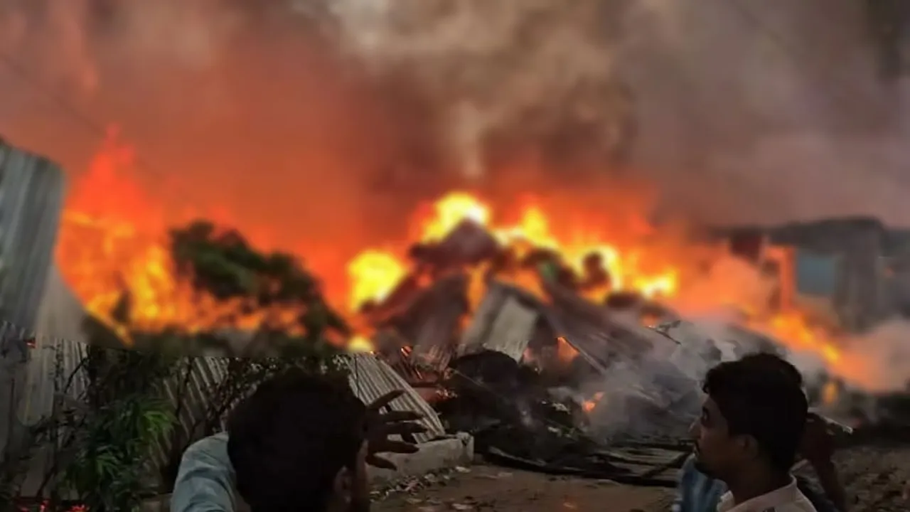কোনাবাড়ীতে ভয়াবহ আগুনে পুড়ে গেছে ১২ ঝুটের গোডাউন