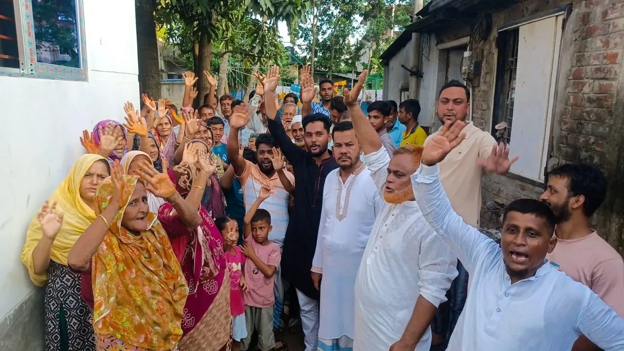 কর্ণফুলীতে ঘনবসতি এলাকায় ৩৩ হাজার ভোল্টের লাইন স্থাপনের প্রতিবাদে মানববন্ধন