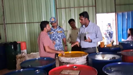 কর্ণফুলীতে ভেজাল লুব অয়েল ও লুব অয়েল তৈরির কাঁচামাল জব্দ