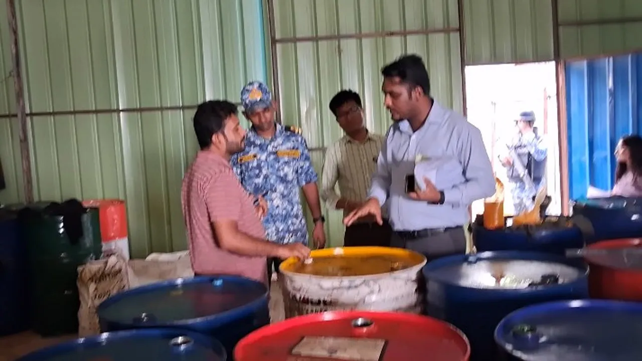 কর্ণফুলীতে ভেজাল লুব অয়েল ও লুব অয়েল তৈরির কাঁচামাল জব্দ