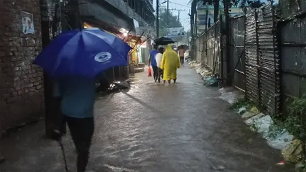বৃষ্টিতে ভাসছে কর্ণফুলীর উপকূলীয় এলাকা