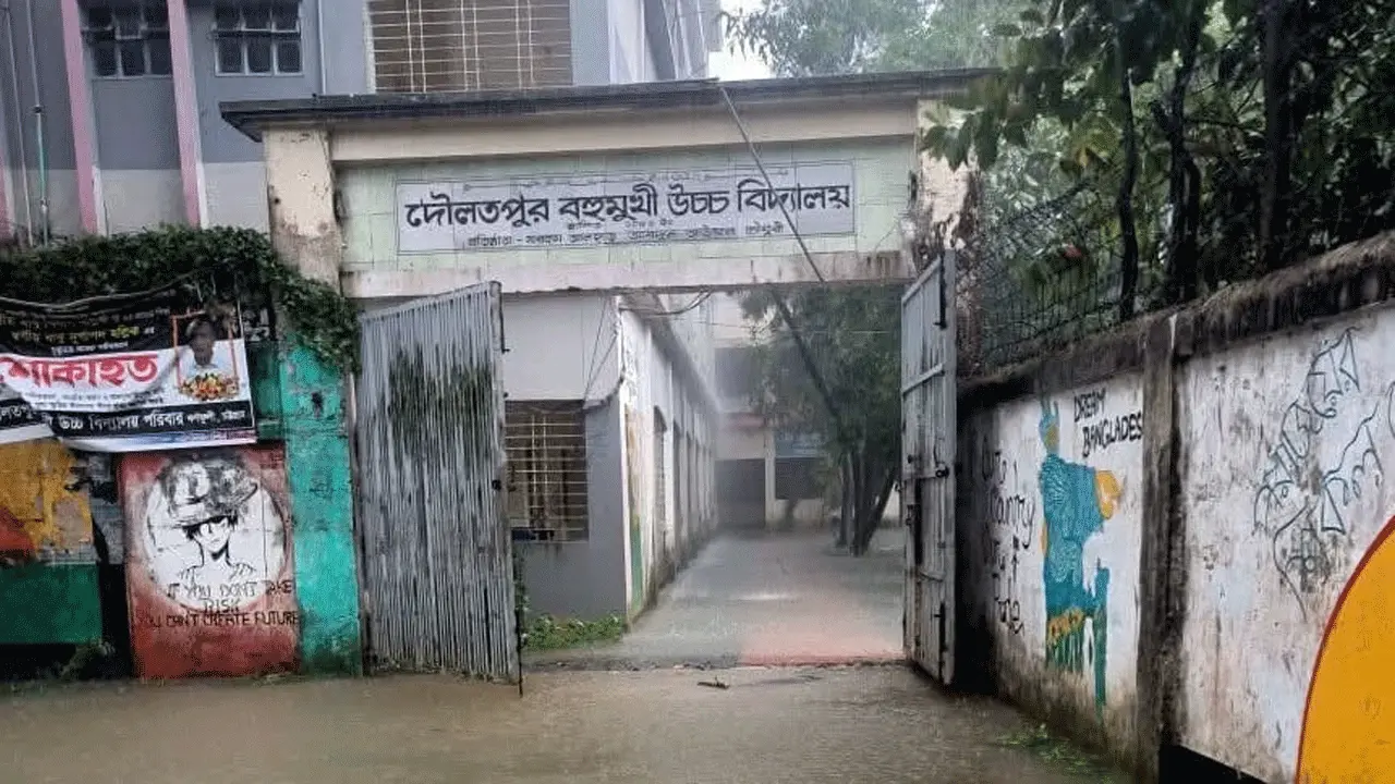 কর্ণফুলীতে জলাবদ্ধতায় দৌলতপুর বহুমুখী উচ্চ বিদ্যালয়ের পরীক্ষা স্থগিত