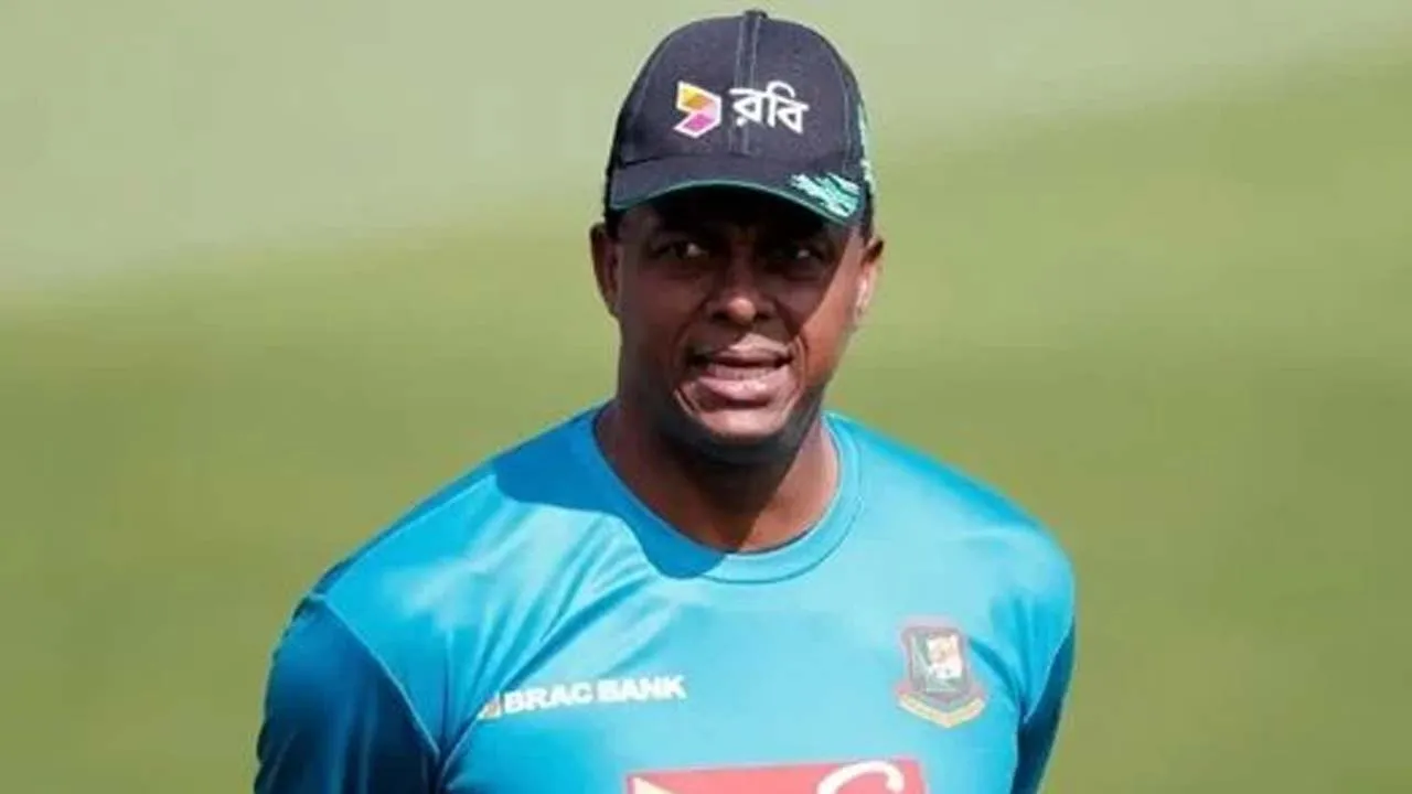 জিম্বাবুয়ের বোলিং পরামর্শকের দায়িত্ব পেলেন কর্টনি ওয়ালশ
