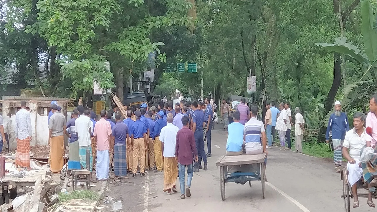 কোটালীপাড়ায় অবৈধ স্থাপনা উচ্ছেদের খবরে শতাধিক দোকান সরিয়ে নিলো দখলকারীরা