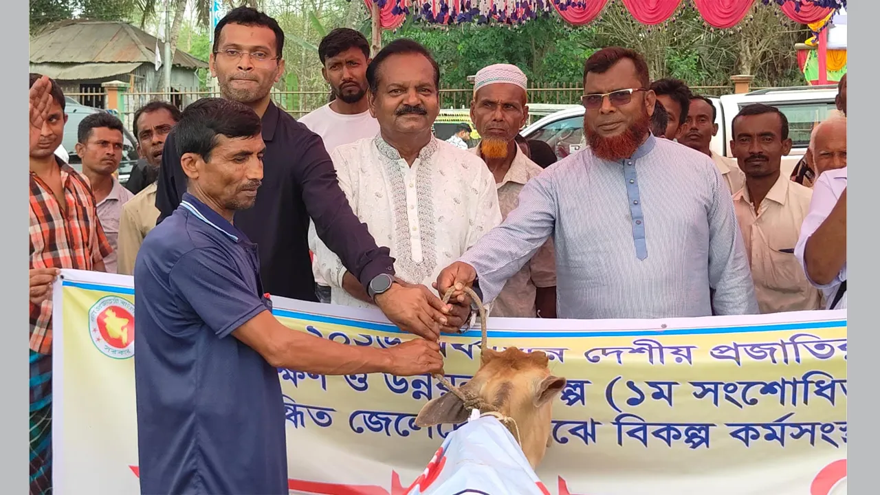 কোটালীপাড়ায় নিবন্ধিত মৎস্যজীবীদের মাঝে গরুর বাছুর বিতরণ