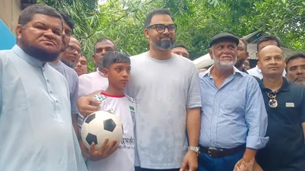 তারেক রহমানের উপহার পেলেন কটিয়াদীর ক্ষুদে ফুটবলার