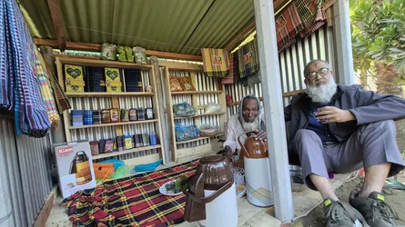 দীর্ঘ সংগ্রামের জীবনে স্বস্তি ফিরল ফেরিওয়ালার