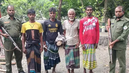 সুন্দরবনে নিষিদ্ধ সময়ে মাছ শিকারের অপরাধে ৪ জেলে আটক
