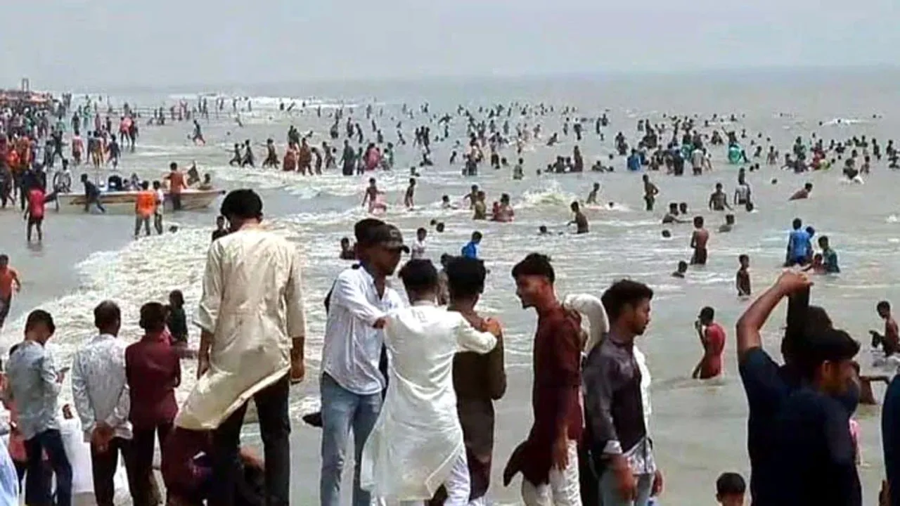 ঈদের দিনে দর্শনার্থীর পদচারণায় মুখরিত কুয়াকাটা সৈকত
