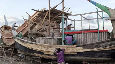 নৌকা তৈরিতে ব্যস্ত সময় পার করছে নির্মাণ শ্রমিকরা
