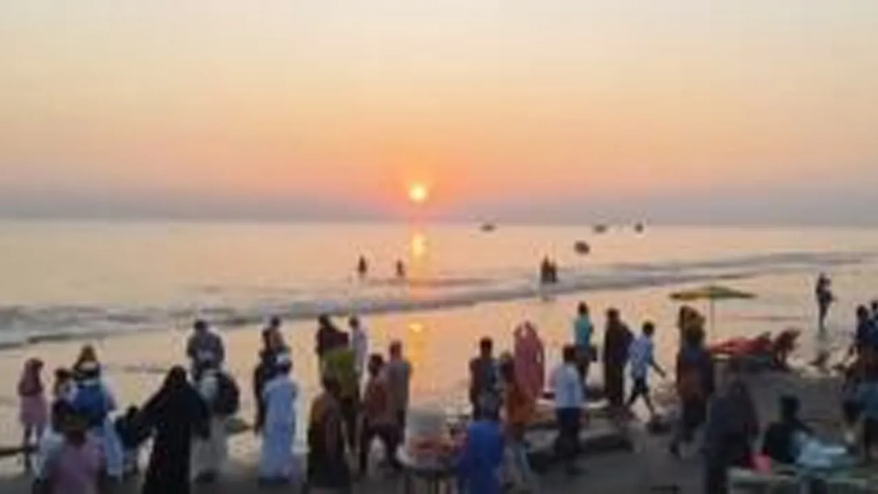 কুয়াকাটা সৈকতে সরকারি ছুটির দ্বিতীয় দিনে পর্যটকে টইটুম্বুর