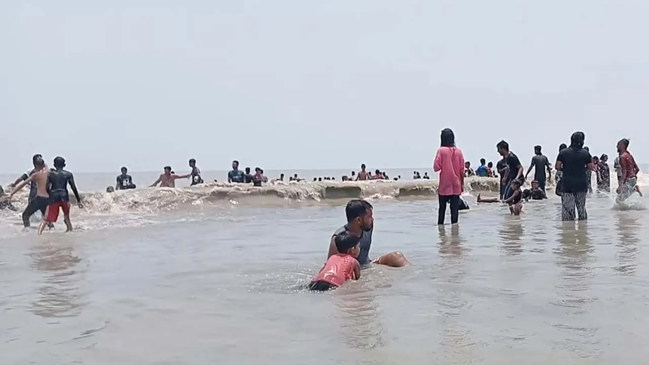 ঈদের ছুটিতে কুয়াকাটা সমুদ্রসৈকতে পর্যটকদের ঢল