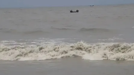 বঙ্গোপসাগরের মেঘমালায় উপকূলে টানা বৃষ্টি, বন্দরে ৩ নম্বর সতর্ক সংকেত বহাল