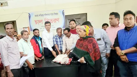 কুলাউড়ায় বন্যা দুর্গতদের মধ্যে চাল বিতরণ