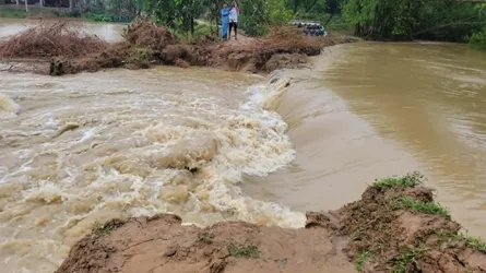 কুলাউড়ায় ফসল রক্ষা বাঁধ ভেঙে ১৫ গ্রাম প্লাবিত