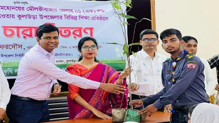 শিক্ষার্থীদের মাঝে ১৫ হাজার ফলজ ও ঔষধি গাছের চারা বিতরণ
