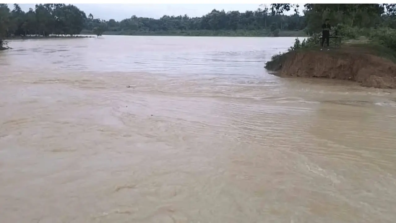 মনু নদীর পানি বিপৎসীমার ওপর দিয়ে প্রবাহিত হচ্ছে