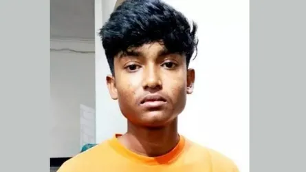 বিএনপির ব্যানারের নিচে বসে শেখ হাসিনা ও ‘জয় বাংলা’ স্লোগান দেয়া যুবক গ্রেফতার