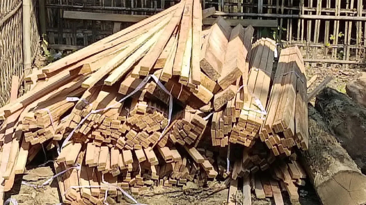কুলাউড়ায় ১০ লাখ টাকার কাঠসহ আটক ২