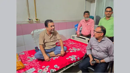 চিকিৎসাধীন সাংবাদিক শাহ্ আলমকে দেখতে হাসপাতালে প্রতিমন্ত্রী শরীফুল আলম
