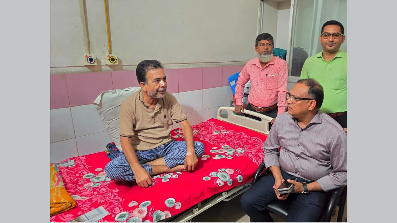 চিকিৎসাধীন সাংবাদিক শাহ্ আলমকে দেখতে হাসপাতালে প্রতিমন্ত্রী শরীফুল আলম