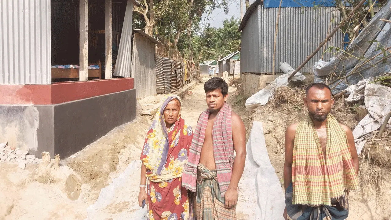 কুলিয়ারচরে নির্মাণাধীন রাস্তার কাজ বন্ধ, জনদুর্ভোগ
