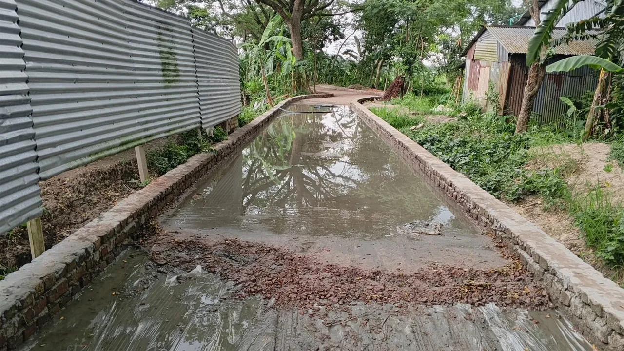 রাস্তার কাজে নিম্নমানের সামগ্রী, তোপের মুখে কাজ বন্ধ করলো এলজিইডি