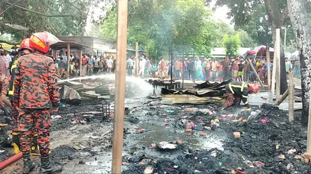 ভূরুঙ্গামারী বাজারে অগ্নিকাণ্ডে ৯৫টি দোকান পুড়ে ছাই