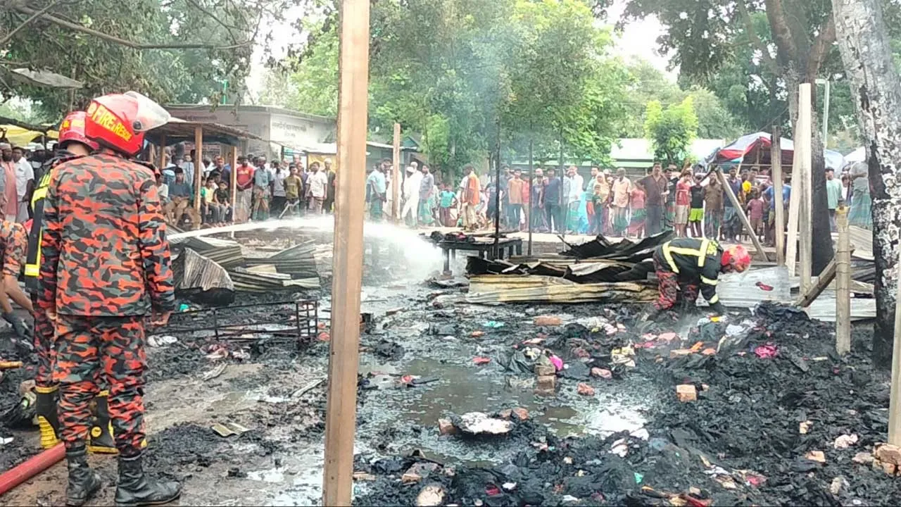 ভূরুঙ্গামারী বাজারে অগ্নিকাণ্ডে ৯৫টি দোকান পুড়ে ছাই