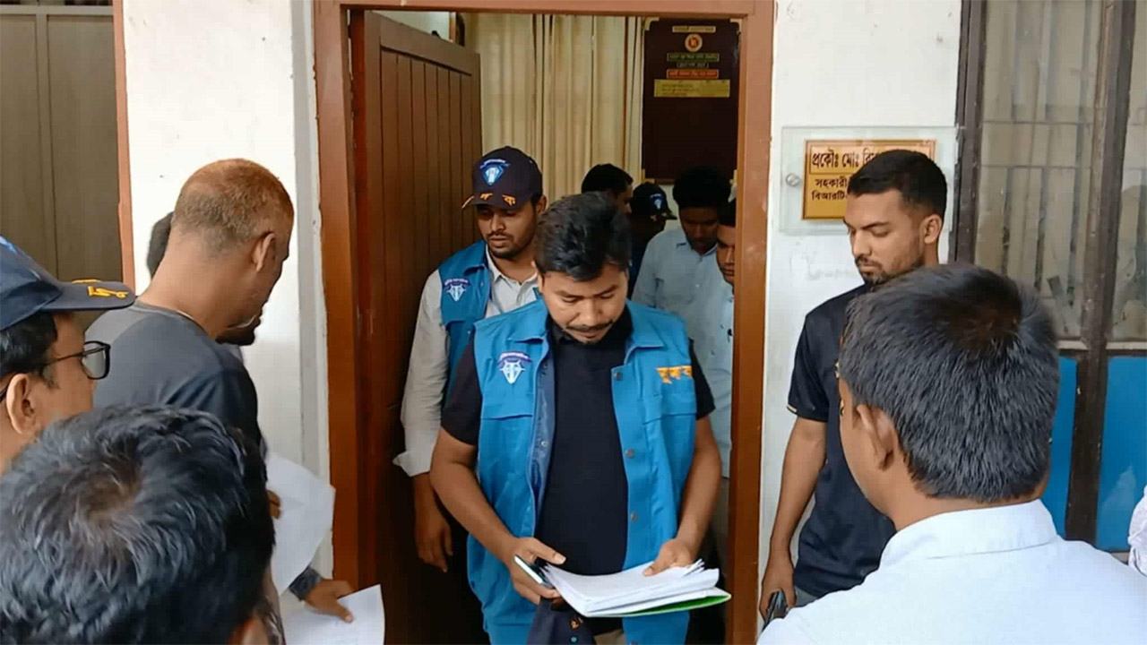 কুড়িগ্রামে বিআরটিএ অফিসে দুদকের অভিযান