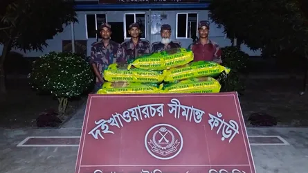 কুড়িগ্রামে বিজিবির অভিযানে ৩২ লাখ টাকার চোরাইপণ্য আটক