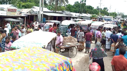 ভূরুঙ্গামারীতে সারের দাবিতে সড়ক অবরোধ, প্রশাসনের হস্তক্ষেপে বিতরণ