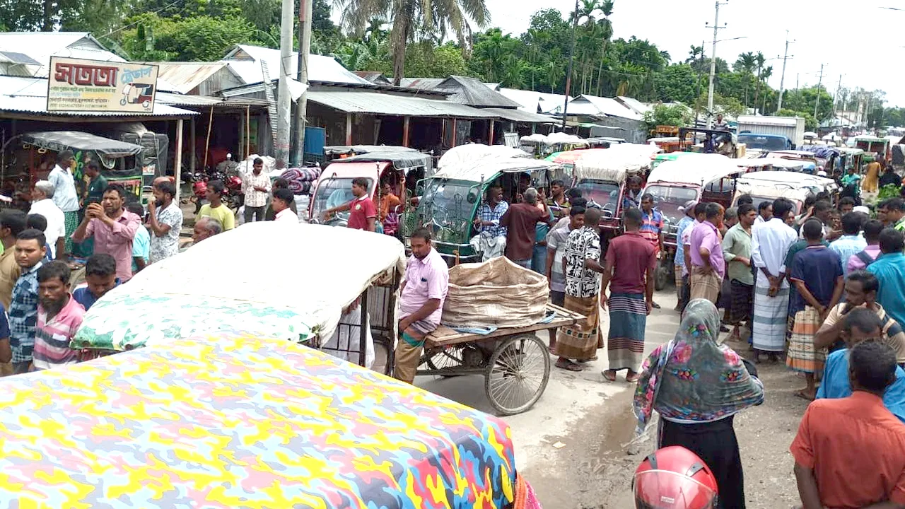 ভূরুঙ্গামারীতে সারের দাবিতে সড়ক অবরোধ, প্রশাসনের হস্তক্ষেপে বিতরণ