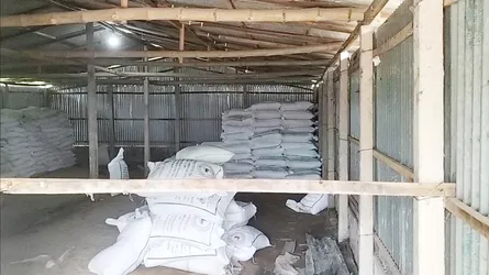 ভূরুঙ্গামারীতে গুদাম ভেঙে ১৬৭ বস্তা সার নিয়ে গেলেন কৃষকরা